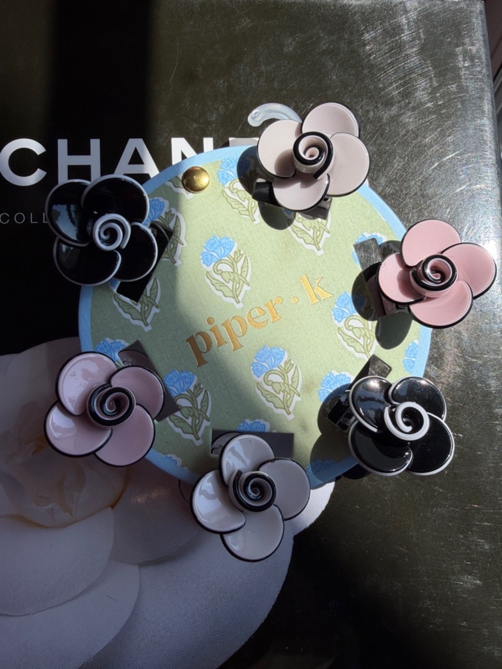 Piper.k rose-shaped hair clips. - Picture 6 of 10